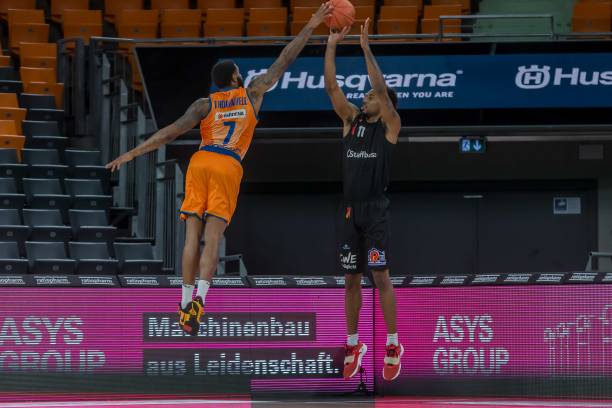 他在防守时 他在防守时