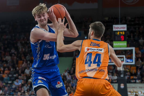 都在攻防两 都在攻防两